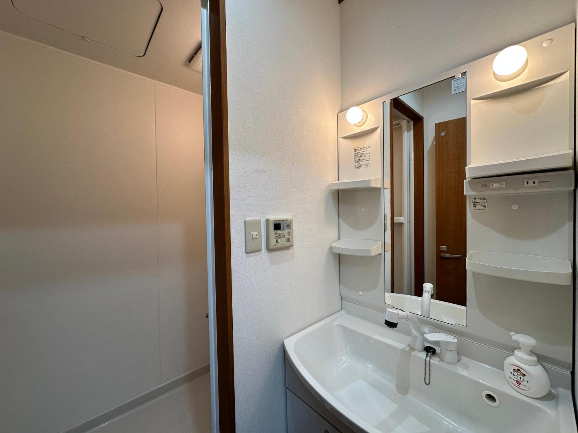 鶴橋駅徒歩2分 トイレ浴室複数あり3階建て一軒家車庫付き Apartment Осака Екстериор снимка